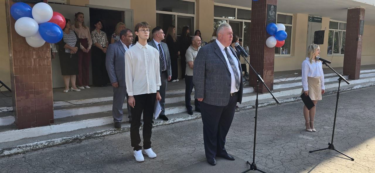 Праздничная линейка 1 сентября 2025 года перед главным корпусом Тульского сельскохозяйственного колл...