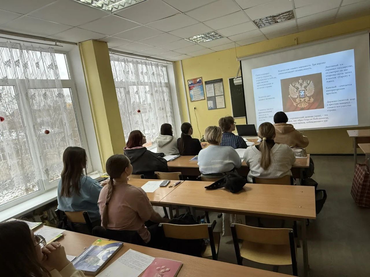 В честь дня принятия Федеральных конституционных законов о государственных символах Российской Федер...