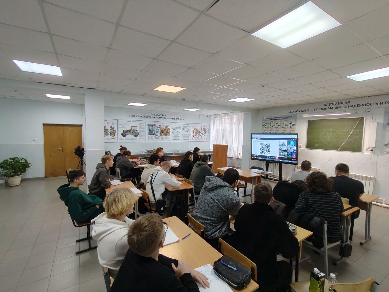 14.11.2025 студенты ГПОУ ТО "ТСХК им. И.С.Ефанова" приняли участие в вебинаре на тему "Эмоциональный...