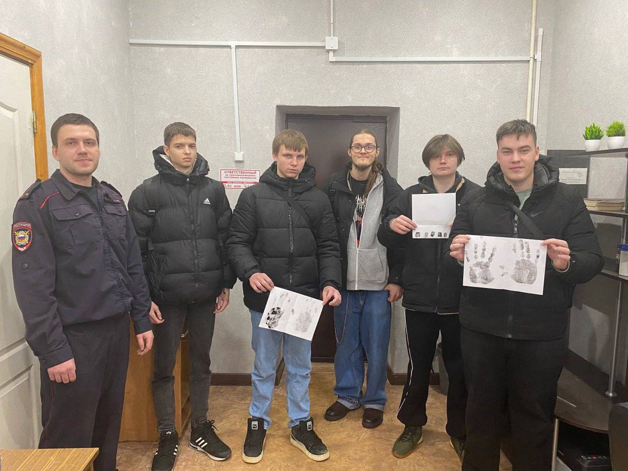 🔍 Следствие ведут профи: «Студенческий десант» в криминалистической лаборатории!

Вы когда-нибудь ви...