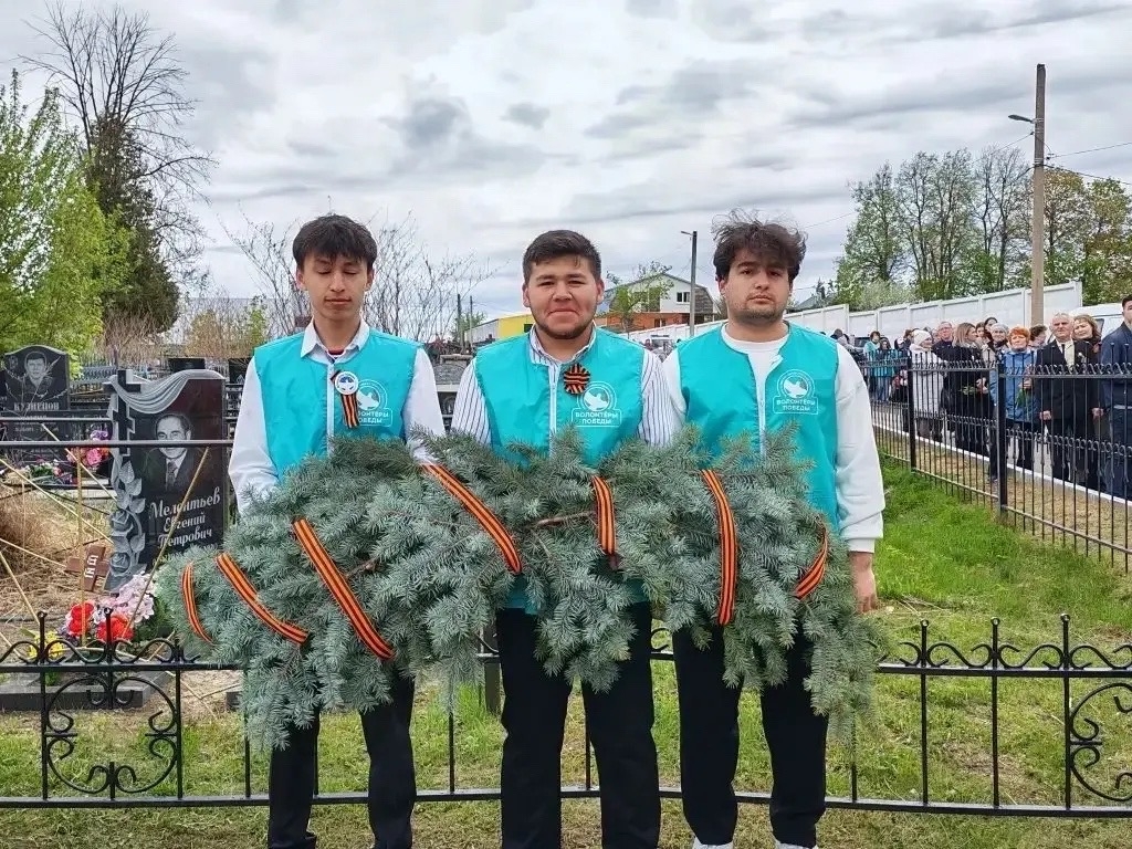Память, которой нет забвения: коллектив и студенты #ТСХК_Венев почтили героев Великой Победы 🕯️🇷🇺

9...