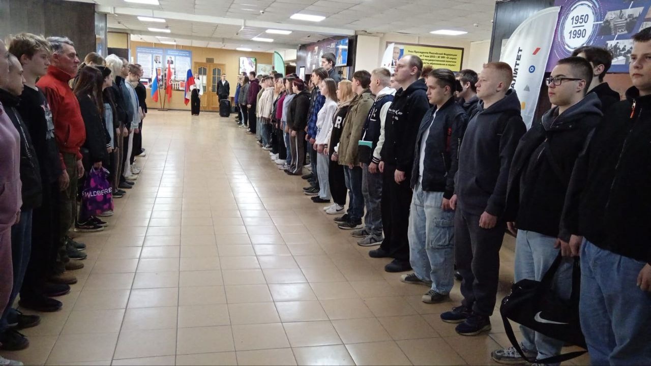 🇷🇺Новая учебная неделя в #ТСХК началась с исполнения Государственного гимна и подъема Российского фл...