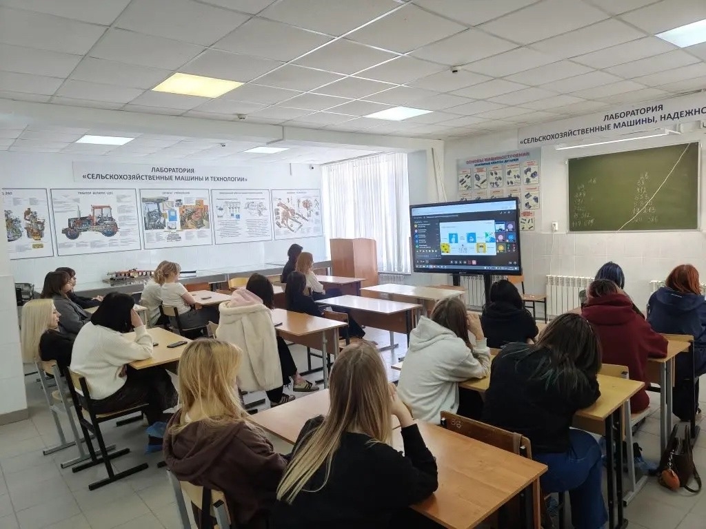 Сегодня студенты специальности "Садово-парковое и ландшафтное строительство" приняли участие в вебин...