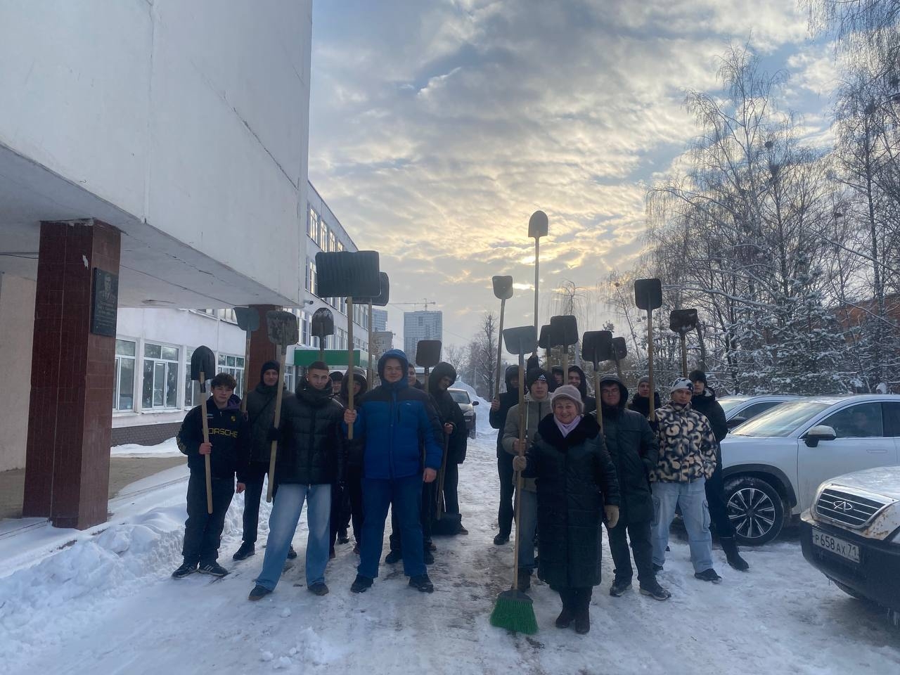 ❄️Несмотря на зимнюю погоду и обильные снегопады, наши студенты не остались в стороне и дружно вышли...